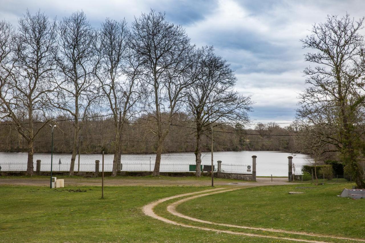 Auberge Du Lac De Mondon Mailhac-sur-Benaize Exterior foto
